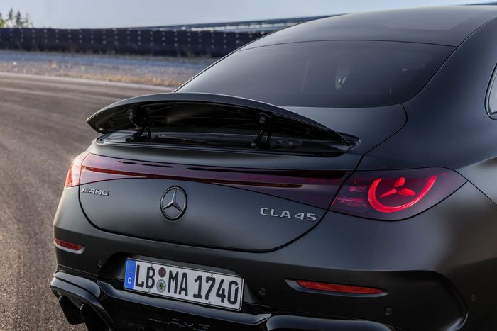 So với CLA thuần điện bản tiêu chuẩn, Mercedes-AMG CLA 45 4MATIC+ được thiết kế lại hoàn toàn phần đuôi xe, bao gồm khuếch tán gió và cánh gió khí động học chủ động, vốn là một trang bị độc đáo trong phân khúc này.