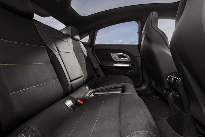 Hàng ghế sau được thiết kế theo cấu hình 2 chỗ ngồi, áp dụng cho cả bản Sedan và Shooting Brake nhằm nhấn mạnh tính thể thao của mẫu xe điện này.