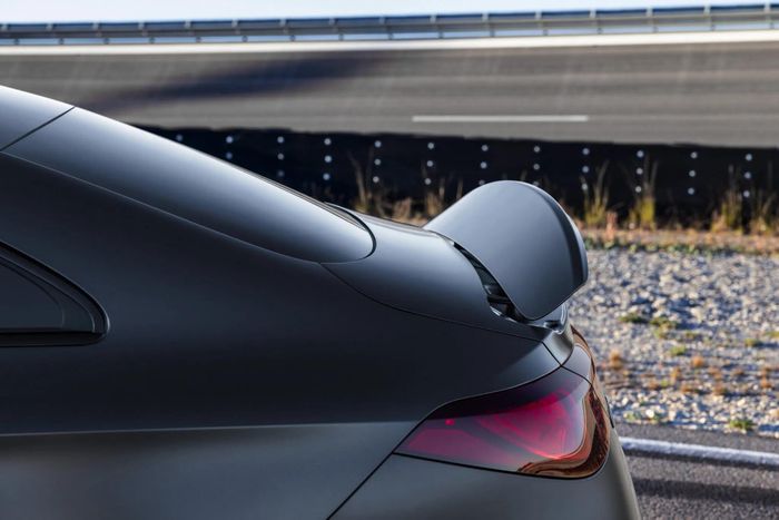 Với các chế độ ECO, Comfort và Sport, cánh gió tự động kích hoạt khi xe đạt 145 km/h. Khi sử dụng chế độ AMGFORCE S+ và RACE, cánh gió được kích hoạt ngay lập tức nhằm tạo lực ép xuống mặt đường và tăng độ ổn định.