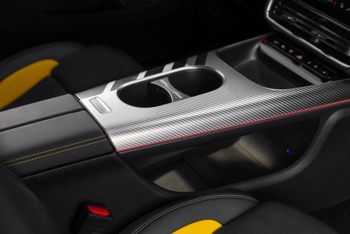 Chất liệu bọc ghế tiêu chuẩn ARTICO giả da phong cách Nappa kết hợp vi sợi MICROCUT. Vô lăng AMG Performance được bọc da Nappa kết hợp vi sợi MICROCUT.