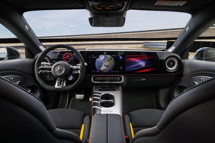 Nội thất của Mercedes-AMG CLA 45 4MATIC+ vẫn mang phong cách thể thao, kết hợp màn hình MBUX Superscreen gồm bảng đồng hồ taplo kỹ thuật số 10.25 inch và 2 màn hình chính và phụ đồng kích thước 14 inch.