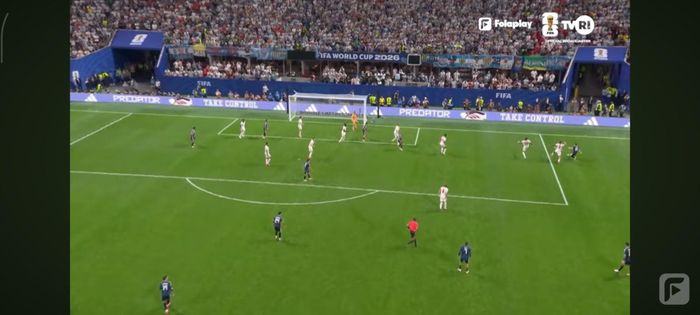  Messi tạt bóng từ cánh phải giúp Lautaro Martinez ghi bàn trước tuyển Anh. 