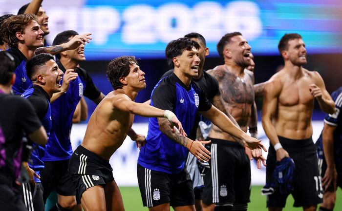 Các cầu thủ Argentina có nguy cơ bị FIFA điều tra sau khi giương biểu ngữ về quần đảo Falkland (Malvinas) sau trận bán kết với tuyển Anh.