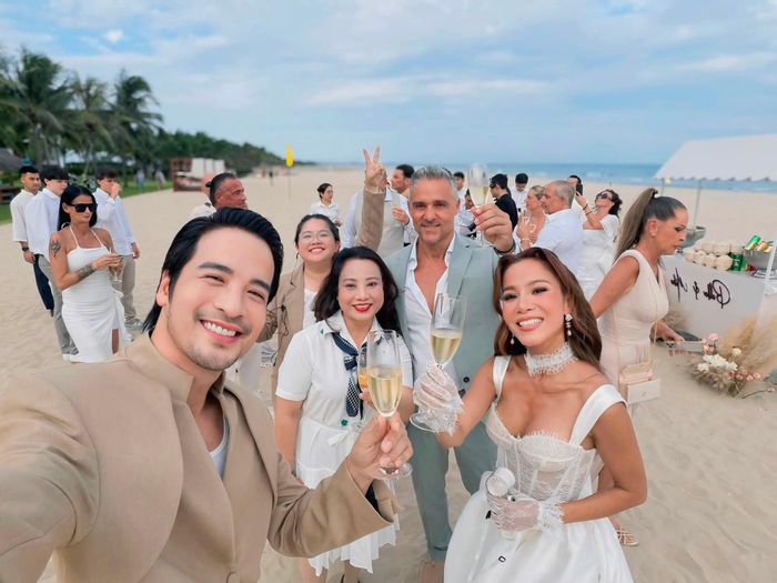 Diễn viên Đoàn Minh Tài tới chúc mừng cô dâu, chú rể. Ảnh: FBNV.