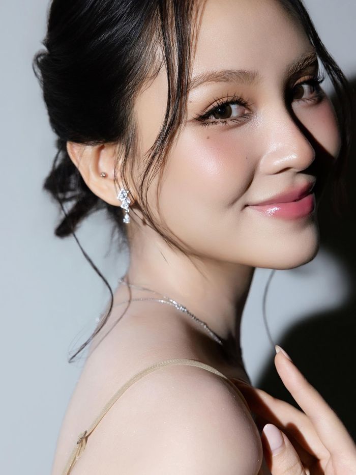 Chiều 16/7, Mai Phương thông báo rời công ty giải trí. Cô cho biết từ ngày 10/7, hợp đồng dịch vụ quản lý độc quyền giữa cô và công ty chấm dứt hiệu lực theo đúng quy định, điều khoản hợp đồng. Hiện tại, mọi hoạt động nghệ thuật, biểu diễn, quảng cáo và giao dịch thương mại của Mai Phương sẽ được vận hành độc lập dưới sự quản lý trực tiếp của cô và đội ngũ nhân sự mới.