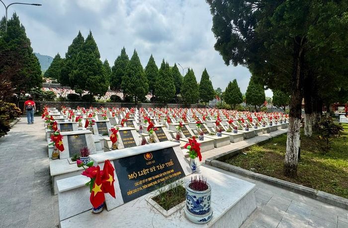 Tại Nghĩa trang Liệt sĩ Vị Xuyên, vẫn còn nhiều mộ liệt sĩ tập thể và mộ chưa xác định được danh tính