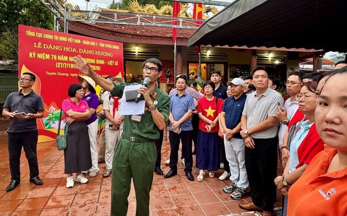 Cựu chiến binh Phạm Ngọc An dẫn đoàn khảo sát trên hành trình tri ân
