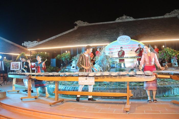 Các nghệ sĩ biểu diễn trên bộ đàn đá 54 thanh