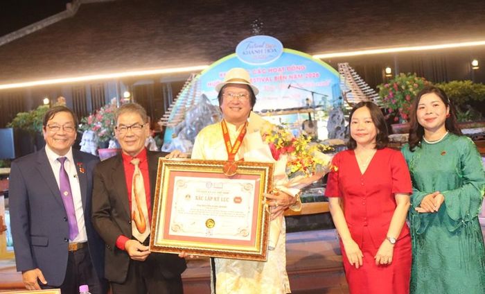 Bộ sưu tập đàn đá độc đáo của ông Nguyễn Xuân Quang đã được Tổ chức Kỷ lục Việt Nam (VietKings) trao bằng xác lập Kỷ lục Việt Nam