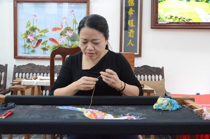 Mặc dù công việc bận rộn nhưng chị Chu Thị Hồng Ninh vẫn truyền dạy cho con cháu học cách thêu ren truyền thống Văn Lâm, tiếp nối mạch nguồn của gia đình