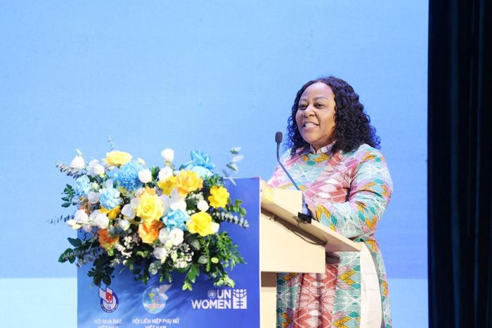 Bà Caroline Nyamayemombe, Trưởng đại diện UN Women tại Việt Nam phát biểu tại lễ trao giải