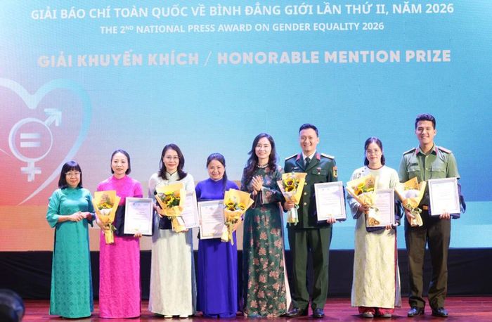 Ban Tổ chức trao giải cho các tác giả