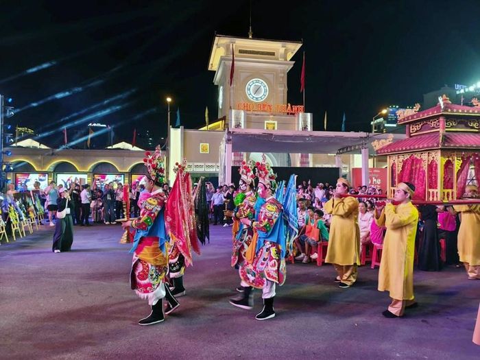 Hát bội biểu diễn tại chợ Bến Thành, TP. Hồ Chí Minh