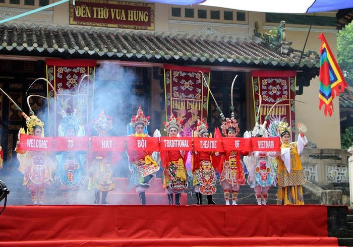 Hát bội biểu diễn phục vụ công chúng tại Đền thờ Vua Hùng, TP. Hồ Chí Minh