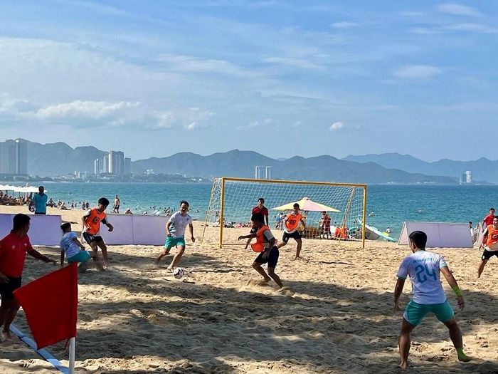 Ngay sau Lễ khai mạc đã diễn ra trận đấu giữa phường Tây Nha Trang và xã Đại Lãnh