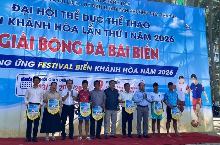 Ban tổ chức trao cờ lưu niệm cho các đội tham gia giải đấu