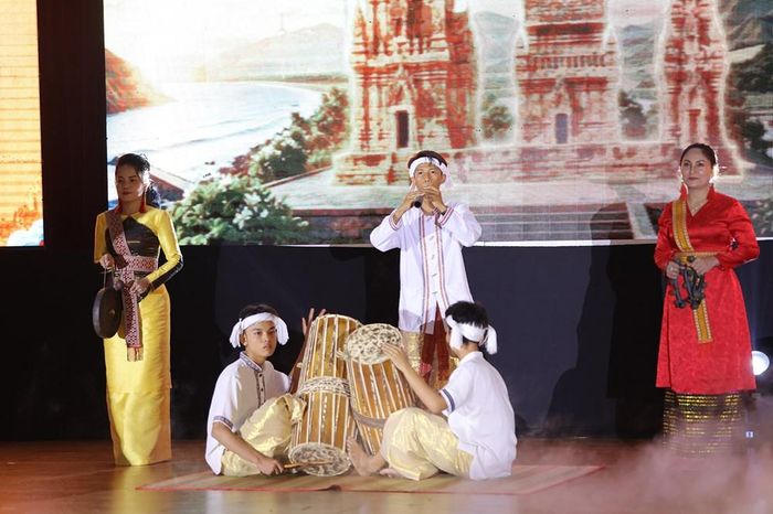 Không gian văn hóa Chăm mở ra cơ hội để sinh viên trải nghiệm và tìm hiểu những giá trị văn hóa truyền thống