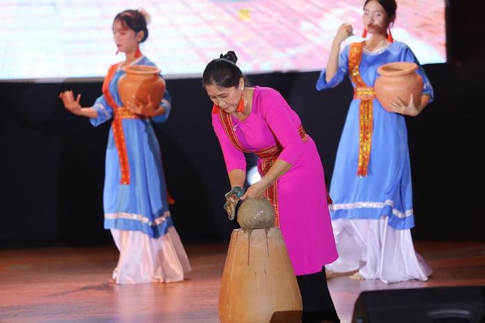 Nghệ nhân Đàng Sinh Khả Ái, đến từ Khánh Hòa, thực hành làm gốm Bàu Trúc trên sân khấu "Chăm kể" để giới thiệu đến sinh viên