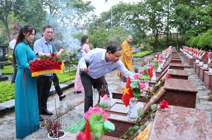 Bí thư Tỉnh ủy Lê Minh Ngân thắp hương và đặt hoa tại các phần mộ liệt sĩ