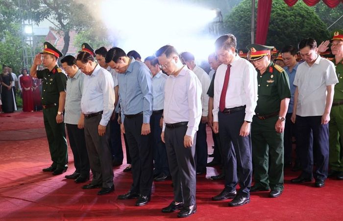 Đại biểu dành phút mặc niệm tưởng nhớ công ơn các Anh hùng Liệt sĩ đã anh dũng hy sinh vì độc lập, tự do của Tổ quốc