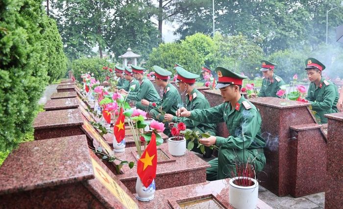 Cán bộ, chiến sĩ Bộ Chỉ huy Quân sự tỉnh Lai Châu thắp hương và đặt hoa tại các phần mộ liệt sĩ