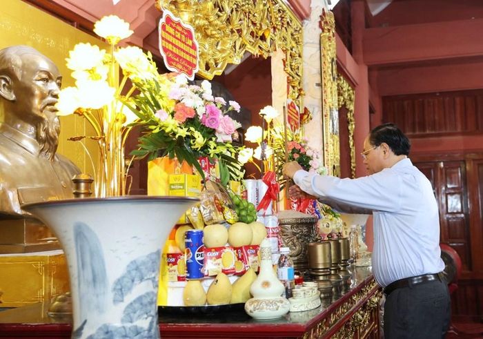 Bí thư Tỉnh ủy Lê Minh Ngân dâng hương tại Phòng thờ Bác Hồ, Nghĩa trang Liệt sĩ tỉnh Lai Châu