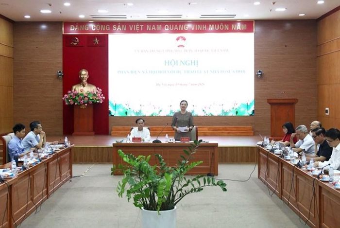 Bà Hà Thị Nga, Phó Chủ tịch - Tổng Thư ký Ủy ban Trung ương MTTQ Việt Nam phát biểu kết luận Hội nghị