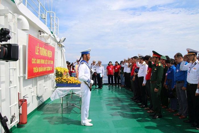 Lễ dâng hương, thả hoa tưởng niệm viếng các anh hùng liệt sĩ DK1 đã hi sinh trên biển