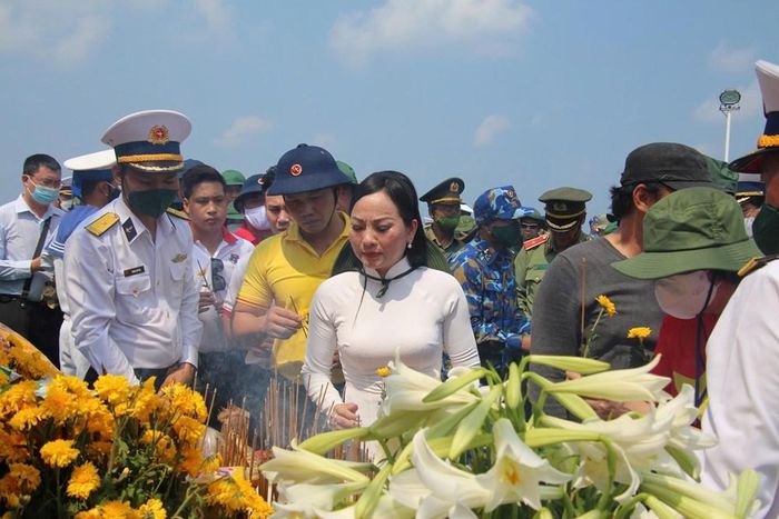 Các đại biểu thắp hương tri ân các liệt sĩ DK1