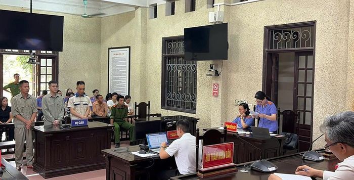 Nhóm đối tượng sử dụng trái phép chất ma túy tại tòa. Ảnh HP