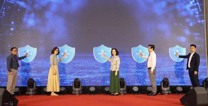 Các đại biểu thực hiện nghi thức phát động cuộc thi