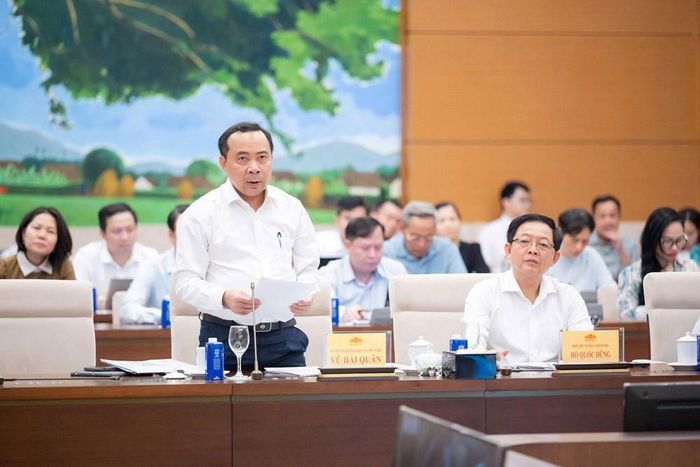 Bộ trưởng Bộ Khoa học và Công nghệ Vũ Hải Quân trình bày tờ trình