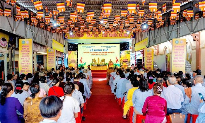 Đông đảo đại biểu,Tăng Ni, Phật tử và người dân đến dự Lễ động thổ