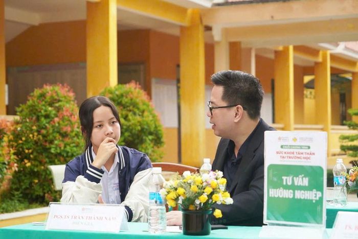 Tư vấn hướng nghiệp tại chương trình chăm sóc sức khỏe tinh thần cho học sinh THPT năm 2026