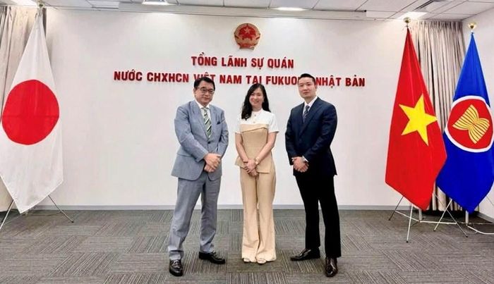 Tổng Lãnh sự Trịnh Thị Mai Phương chụp ảnh lưu niệm với Trung tâm Fukuoka Is Open và Công ty Glocal Vision