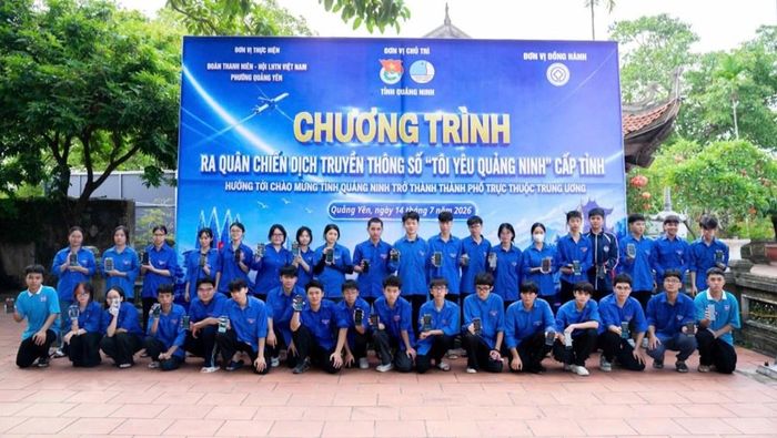 Các đoàn viên thanh niên tham gia hành trình "Tuổi trẻ theo dấu chân Phật Hoàng Trần Nhân Tông". Ảnh: QN