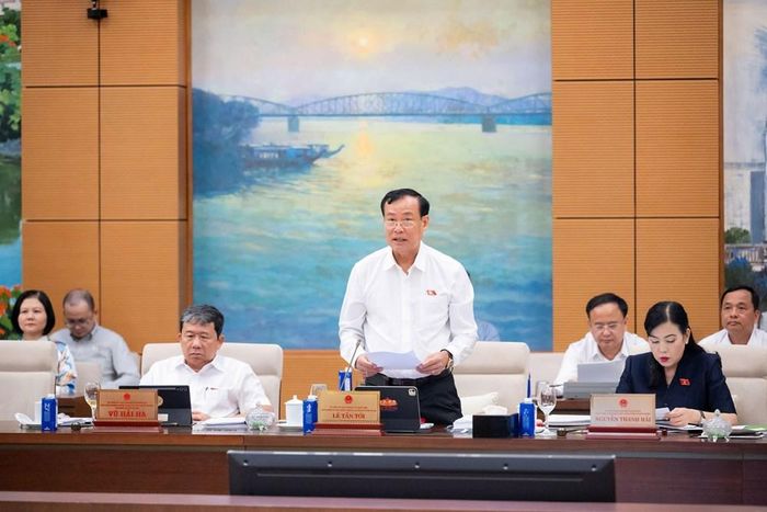 Thượng tướng Lê Tấn Tới, Chủ nhiệm Ủy ban Quốc phòng, An ninh và Đối ngoại trình bày báo cáo tóm tắt thẩm tra