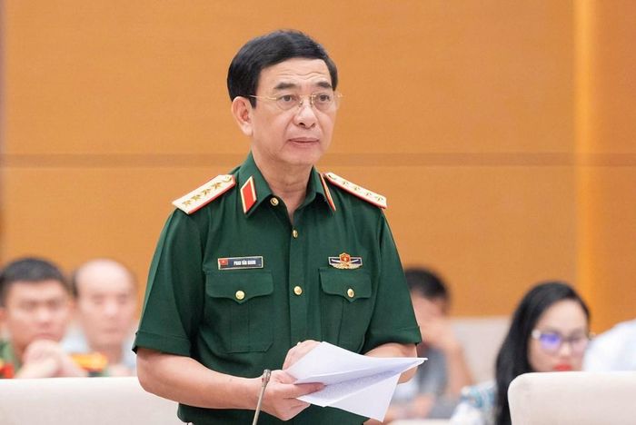 Đại tướng Phan Văn Giang, Phó Thủ tướng Chính phủ, Bộ trưởng Bộ Quốc phòng trình bày Tờ trình
