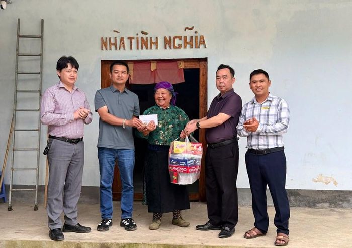 Đại diện lãnh đạo xã Lũng Cú thăm hỏi, tặng quà các hộ gia đình chính sách, người có công trên địa bàn