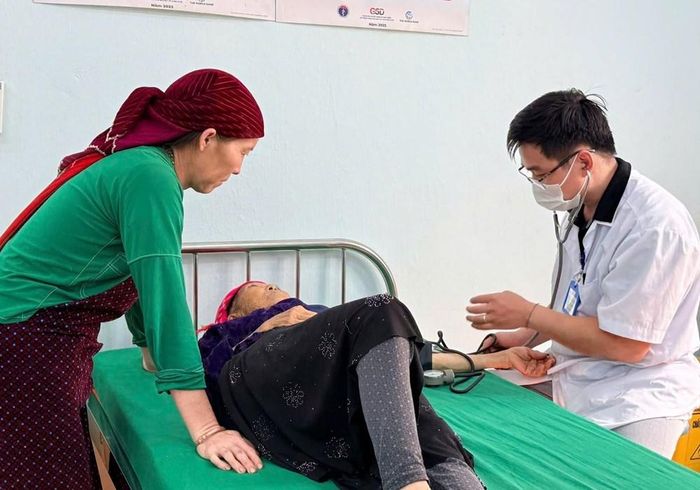 Trạm Y tế xã Lũng Cú thường xuyên tổ chức các buổi khám chữa bệnh cho các gia đình chính sách, người có công