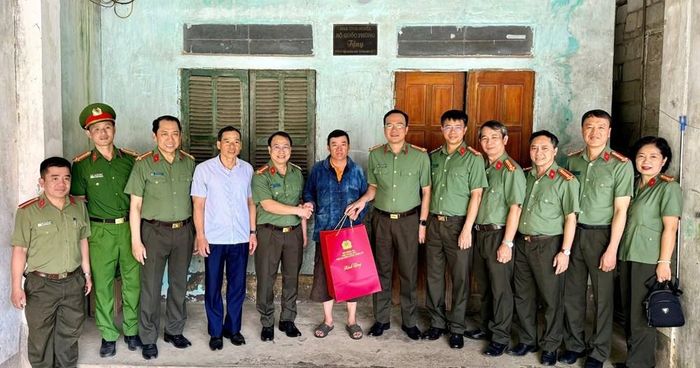 Đoàn công tác Cụm thi đua số 9 - Bộ Công an thăm, tặng quà các hộ gia đình chính sách, người có công trên địa bàn xã Lũng Cú