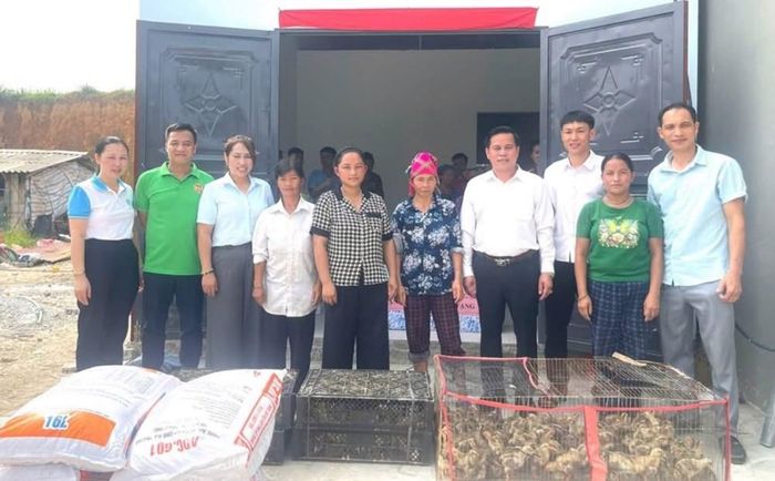 Đại diện xã Nhữ Khê đã trao gà giống và thức ăn chăn nuôi tạo điều kiện để các hộ phát triển chăn nuôi, nâng cao thu nhập