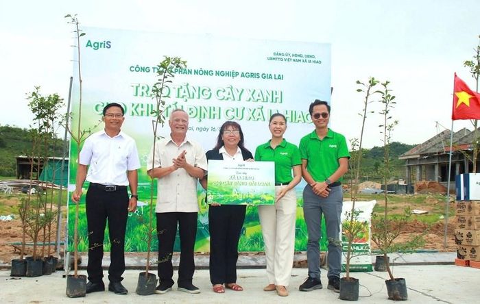 Các đại biểu trao tặng 265 cây bàng Đài Loan cho khu dân cư mới của xã Ia Hiao