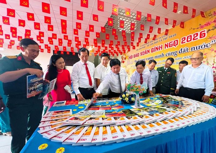Các đại biểu tham quan không gian trưng bày Hội Báo Xuân Bính Ngọ tỉnh An Giang năm 2026