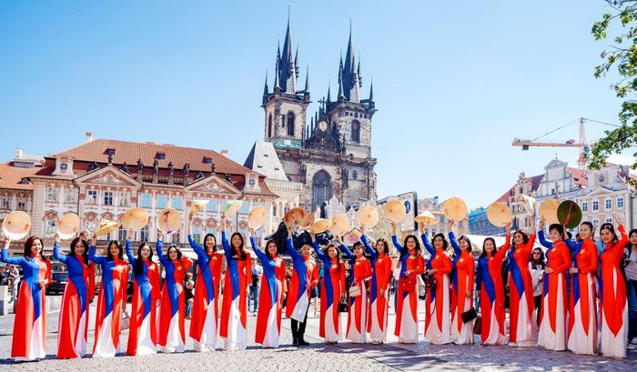 Tà áo dài Việt Nam nổi bật giữa thủ đô Praha CH Séc