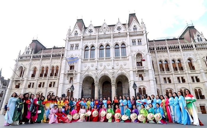 Diễu hành áo dài trước tòa nhà Quốc hội Hungary
