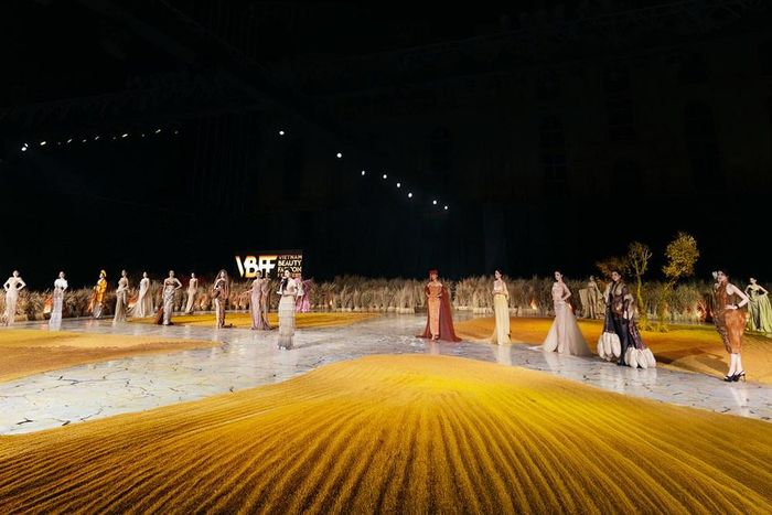 Ký ức về những sân phơi lúa sau mùa gặt trở thành chất liệu chính để xây dựng runway