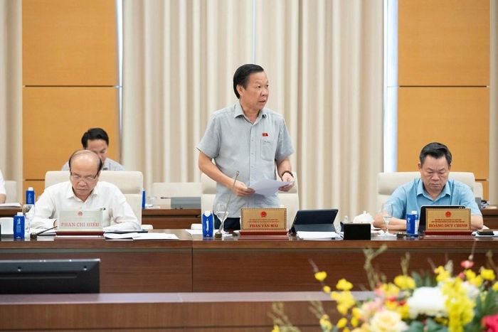 Chủ nhiệm Ủy ban Kinh tế và Tài chính Phan Văn Mãi trình bày báo cáo thẩm tra