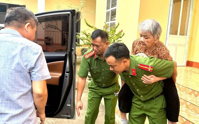 Đảng ủy, UBND xã và Công an xã Đông Cuông đã phát huy vai trò nòng cốt, chủ động rà soát, lập danh sách, tuyên truyền đến từng gia đình; bảo đảm an ninh trật tự, hướng dẫn hoàn thiện hồ sơ, xác minh thông tin, hỗ trợ di chuyển người cao tuổi, người khuyết tật và trực tiếp phối hợp cùng cán bộ Phòng PC06 trong suốt quá trình thu nhận