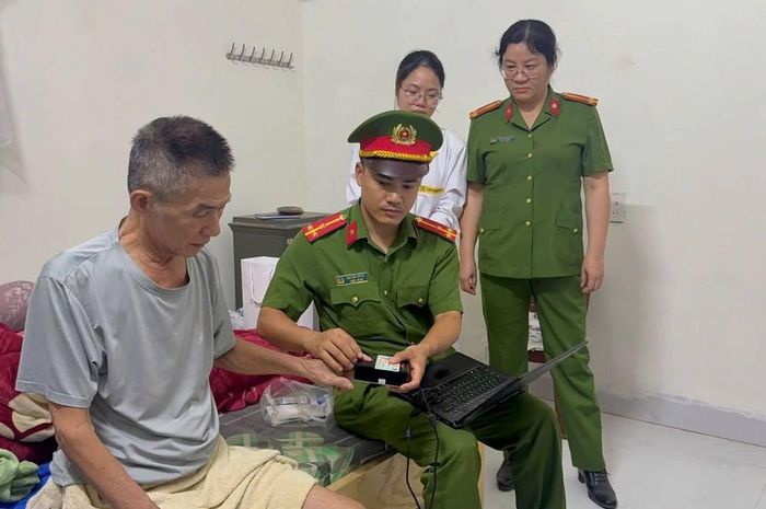 Đặc biệt, với 7 trường hợp thân nhân liệt sĩ tuổi cao, sức khỏe yếu, không thể đến điểm thu nhận, tổ công tác đã tổ chức thu mẫu lưu động tại nhà